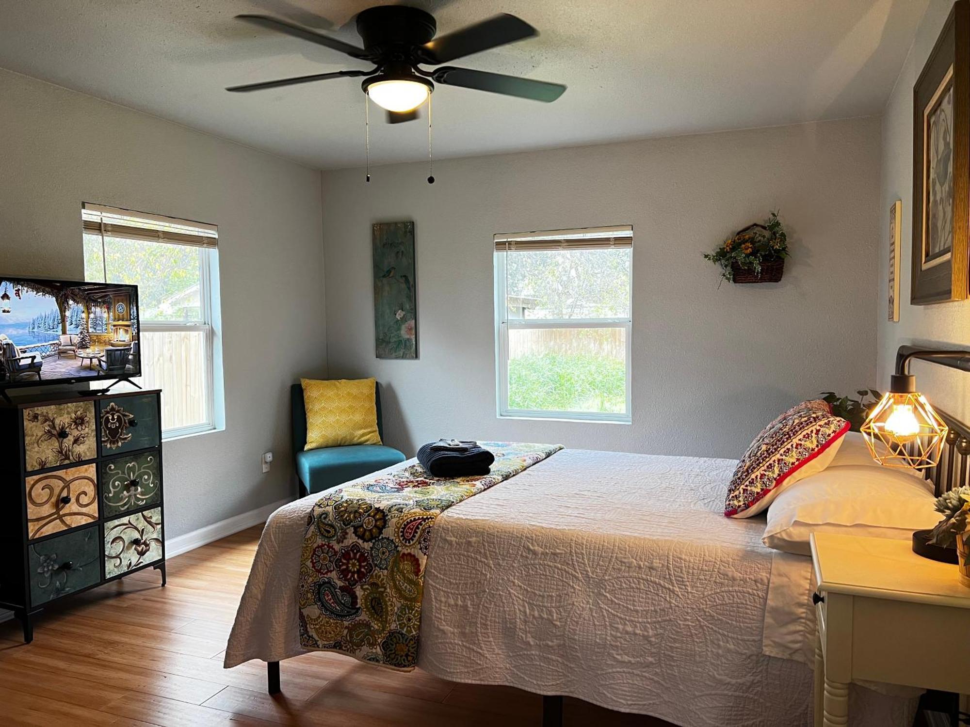 Boho Bliss- Cozy Private 2 Miles From Alamodome! *