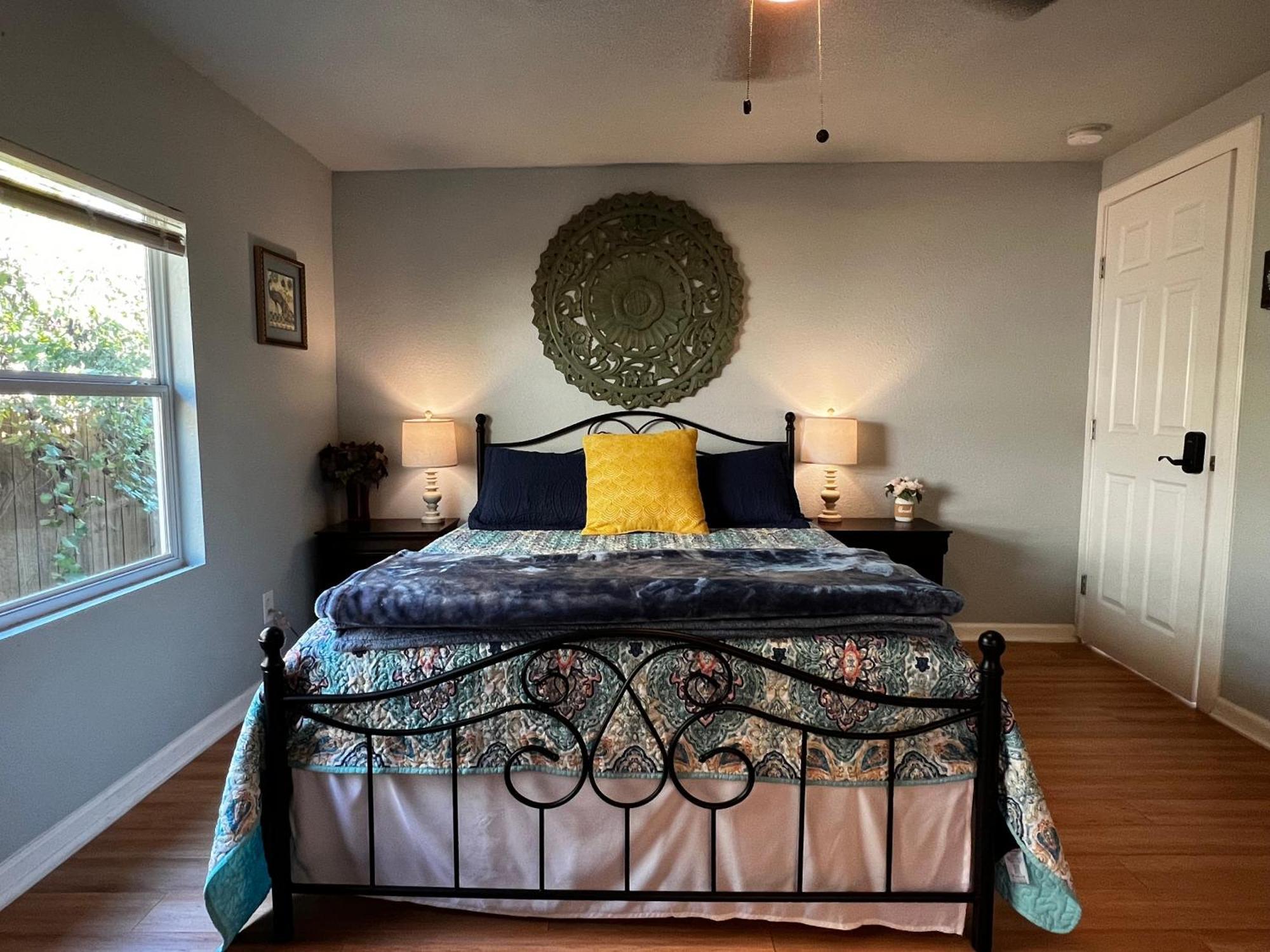 Boho Bliss- Cozy Private 2 Miles From Alamodome! Habitación en casa particular *